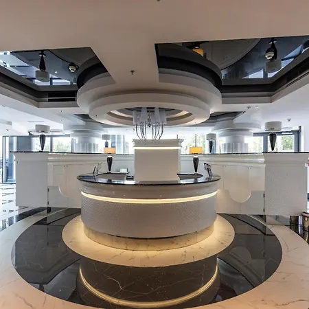 In With Pool And Terrace דירה שצ'צ'ין